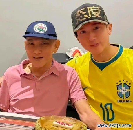 吴尊爸爸80岁景况 身姿挺拔不显老